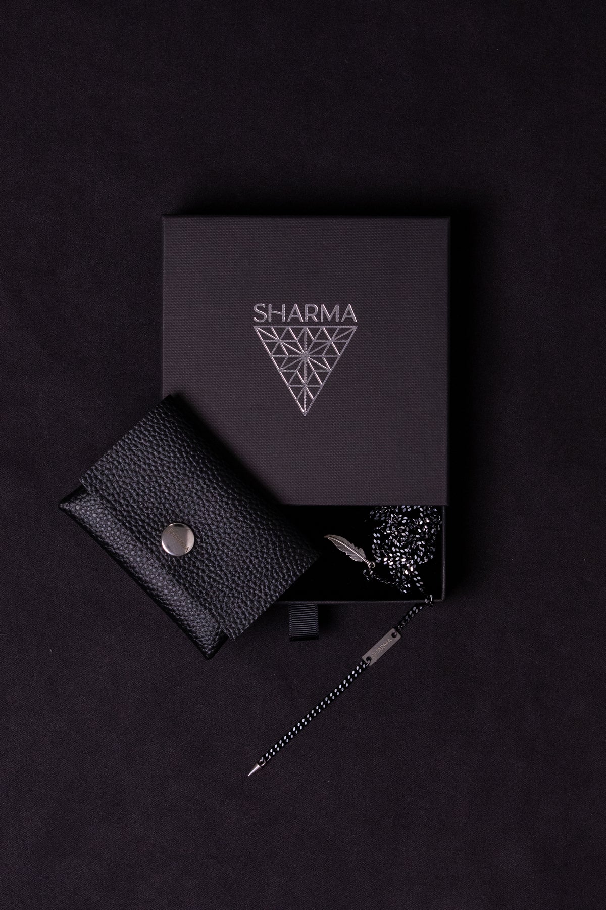 SHARMA Gaia face chain — black, packaging